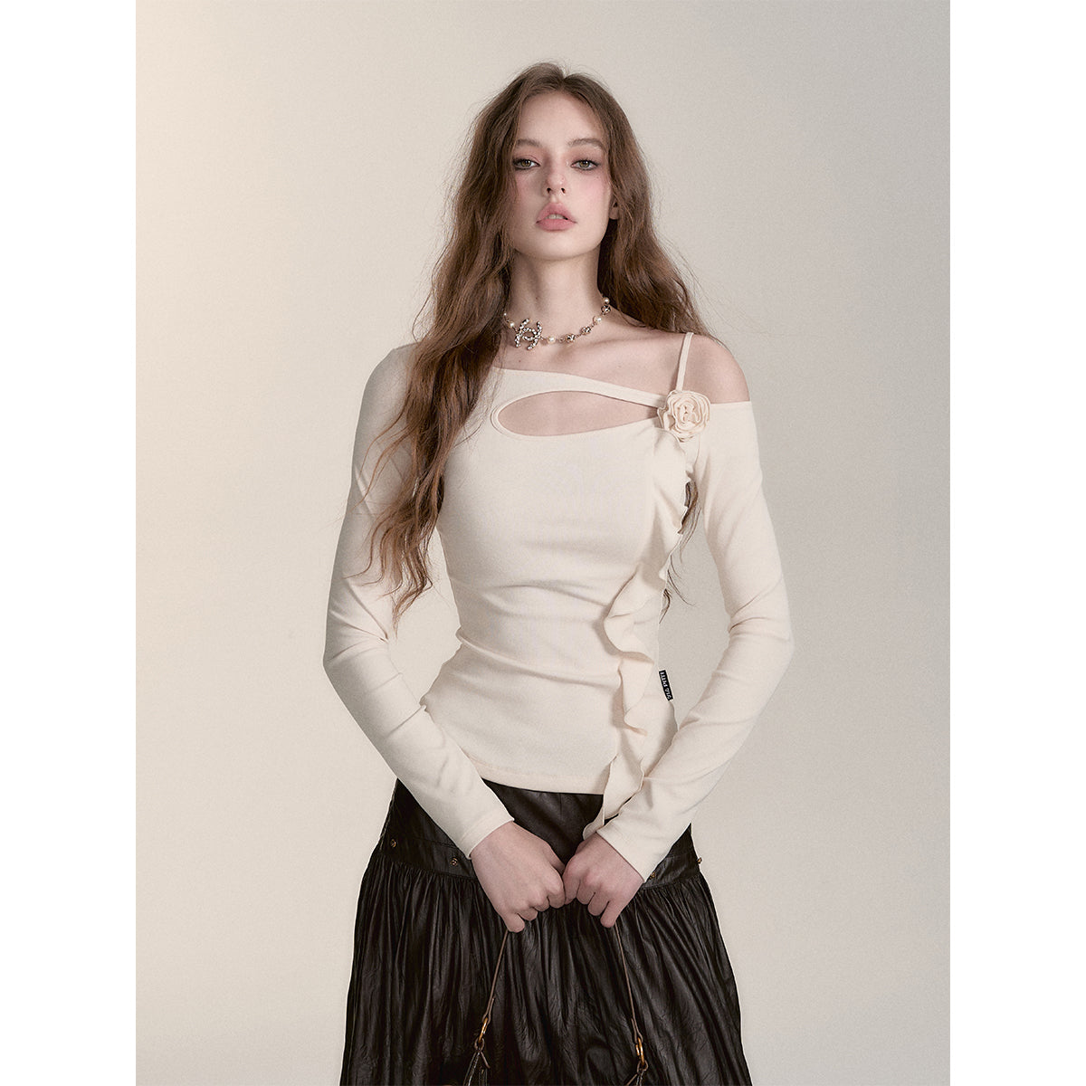 Via Pitti Irregular Floral Diagonal Shoulder Slim Top Beige