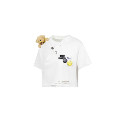 13De Marzo X Smiley Broken Pin Badge Bear Short Tee White